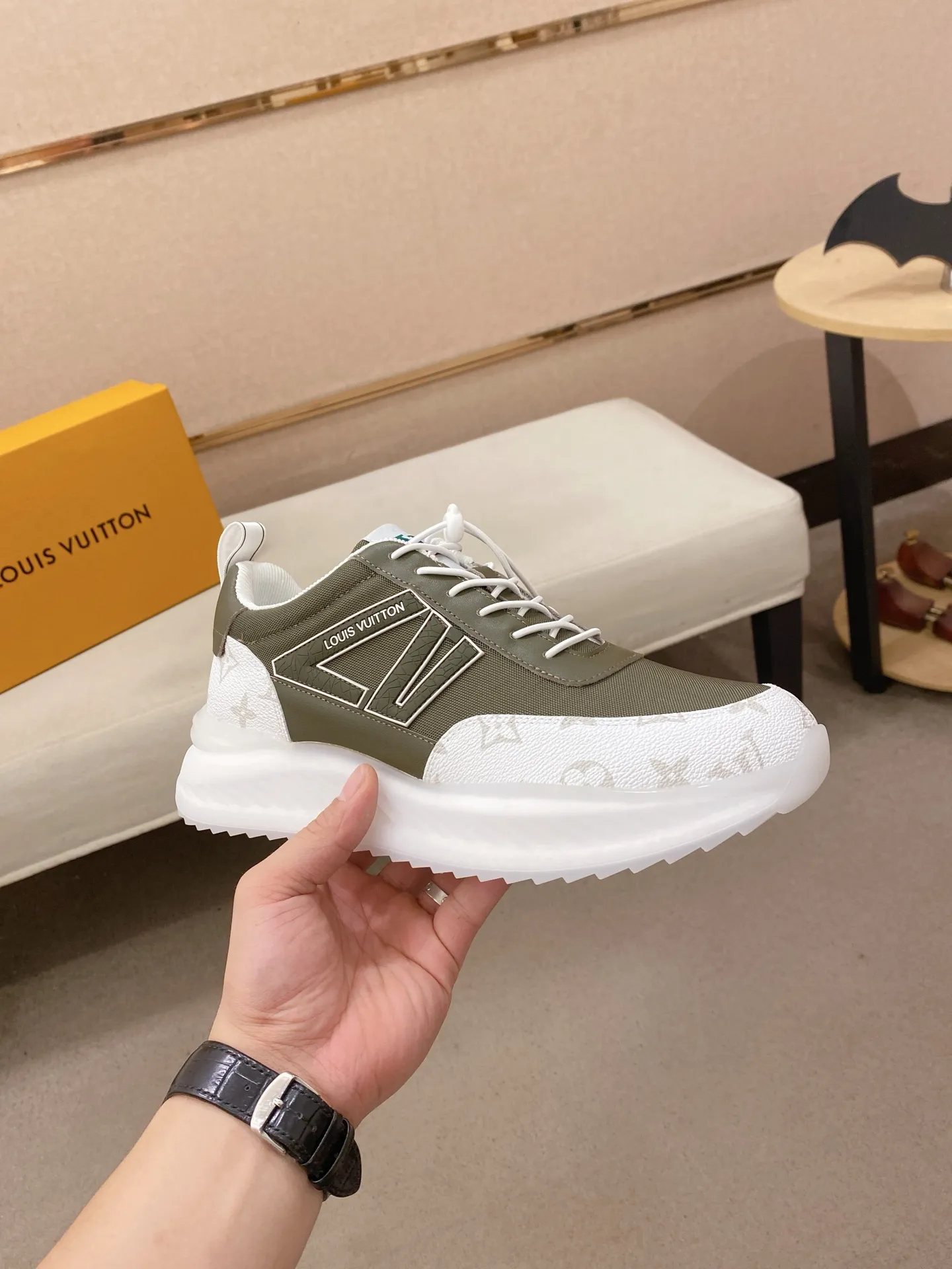 Factory price: 462💰🎉🎉LV~Louis Vuitton trendy men's shoes, new shipments, latest matching, the same style as the official website, super high quality, hot sales of the season [strong][strong][strong]Selected first-layer cowhide, comfortable cowhide lining, original last, comfortable on the feet, wear-resistant rubber outsole, size: 38-44.